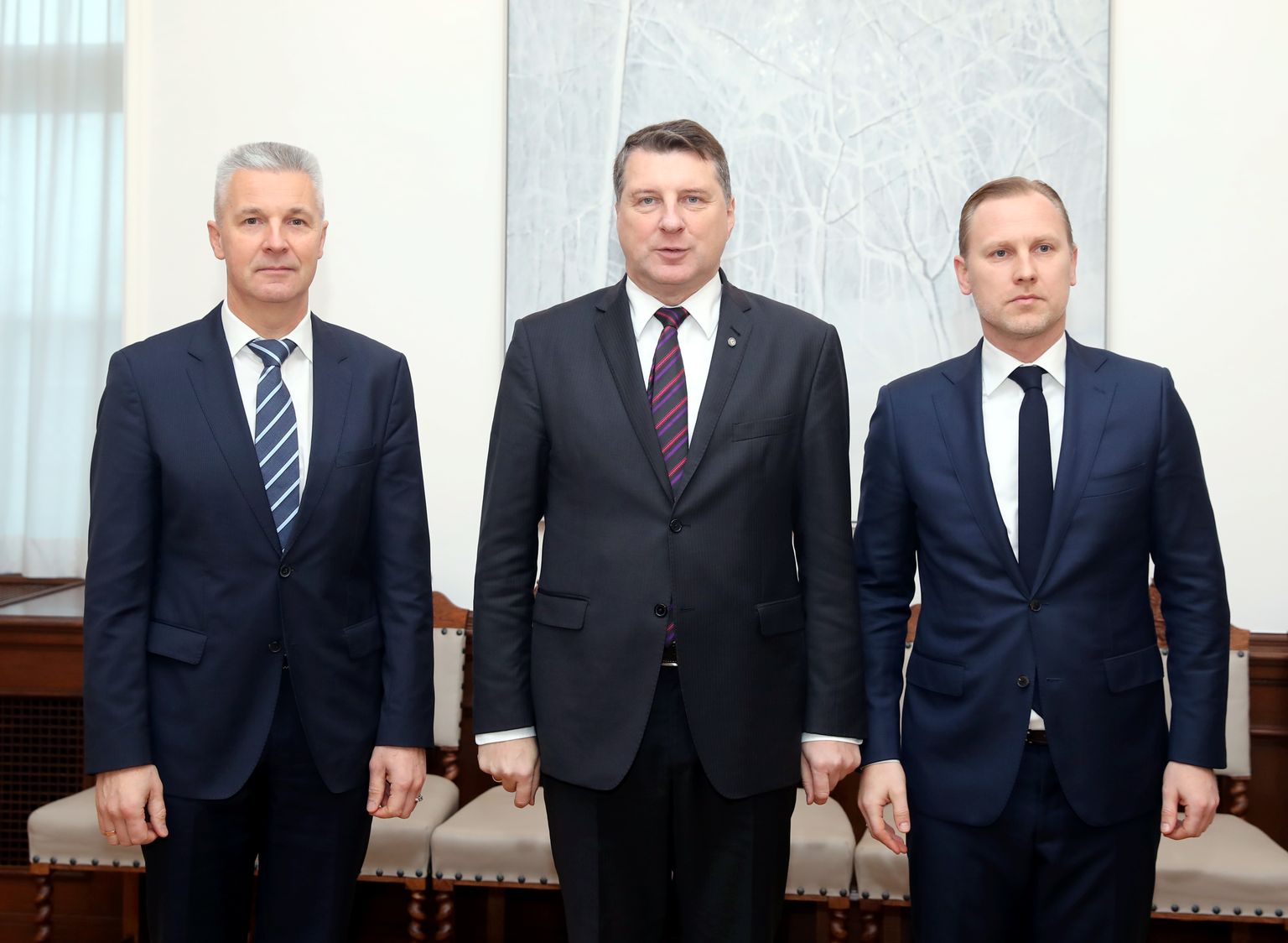Valsts prezidents Raimonds Vējonis (centrā), partijas "Attīstībai Par!" Ministru prezidenta amata kandidāts Artis Pabriks (no kreisās) un partijas "KPV LV" prezidenta amata kandidāts Aldis Gobzems tikšanās Rīgas pilī.