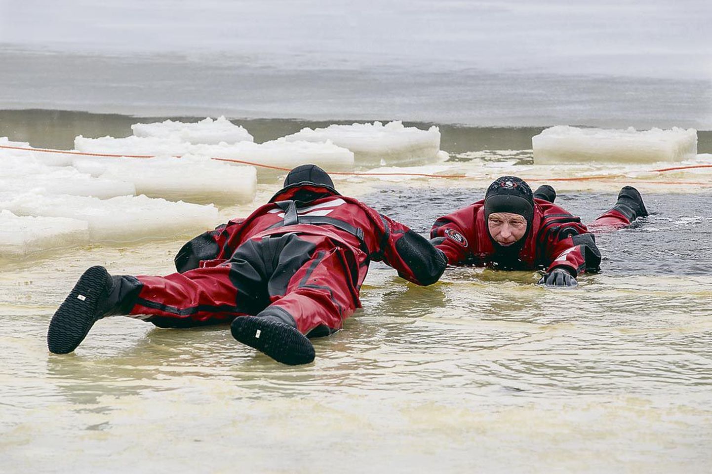 Üleile harjutasid merepäästjad Pärnu jõel hättasattunute abistamist jääl. Peale inimjõu on abistajatel kasutada mitmesugust eritehnikat.