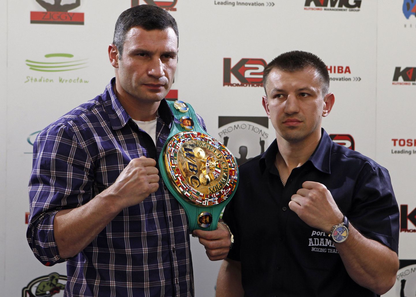 Vitali Klitško (vasakul) kohtub järgmisena Tomasz Adamekiga
