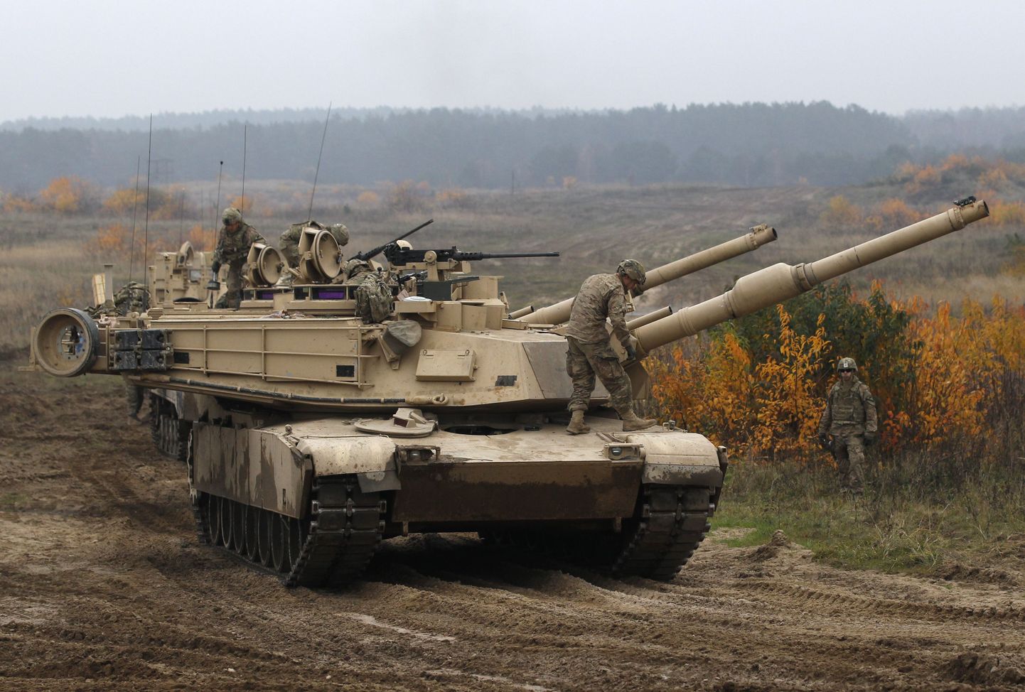 Members of the U.S. 1st Brigade Combat Team, 1st Cavalry Division disembark from an Abrams tank during a military exercise with Poland's 1st Mechanized Battalion of the 7th Coastal Defence Brigade near Drawsko-Pomorskie November 13, 2014. REUTERS/Kacper Pempel (POLAND  - Tags: MILITARY POLITICS)