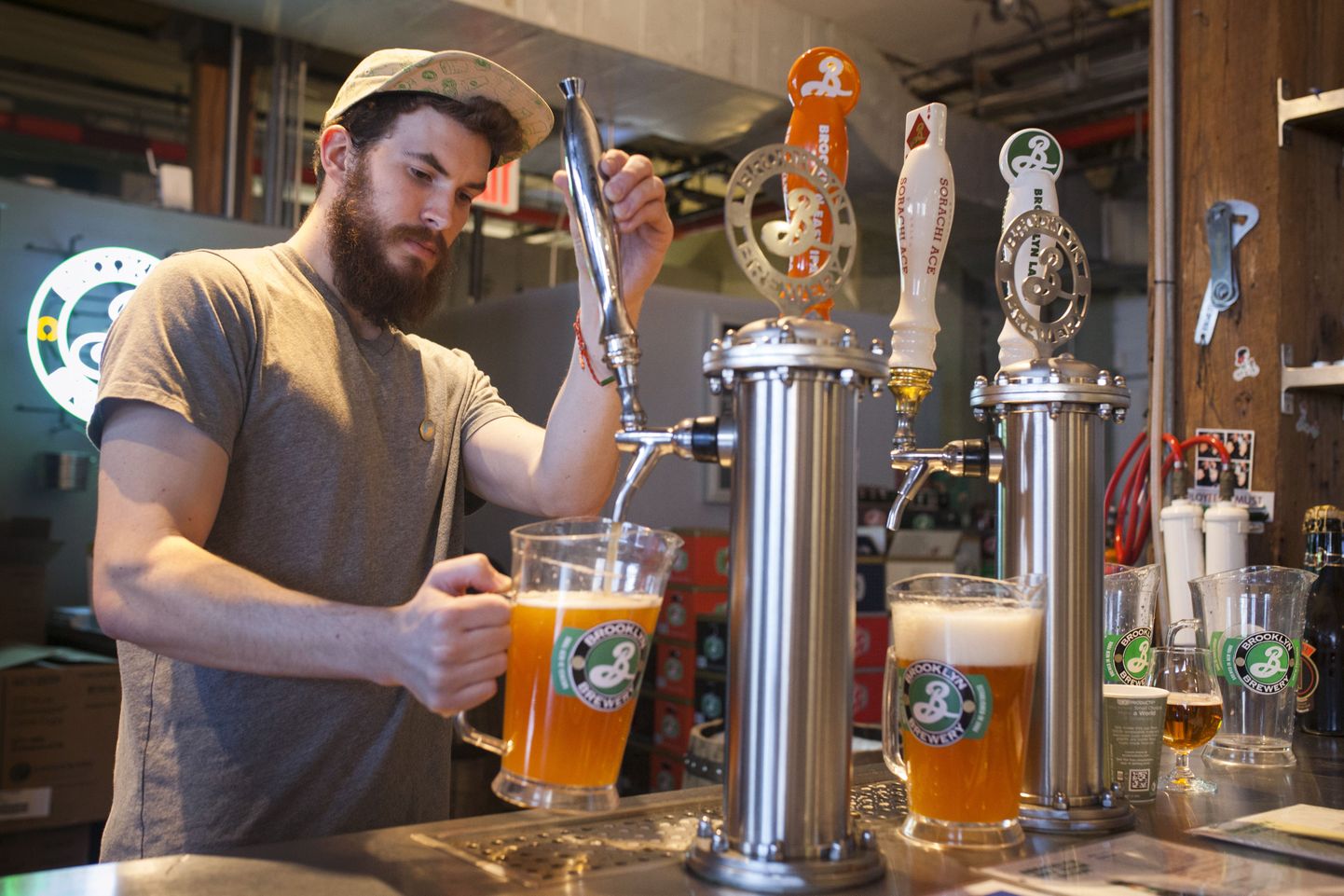 Õlledegustatsiooni giid laseb New Yorgis asuva Brooklyn Brewery pruulikoja maitsmisruumis õlut kannudesse.