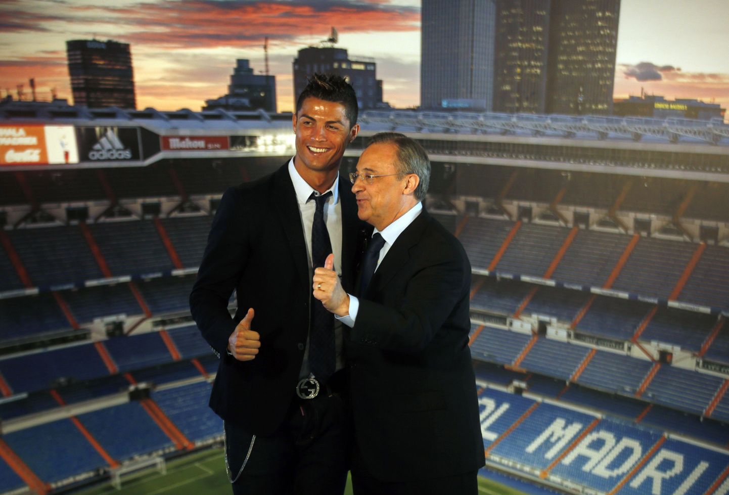 Madridi Reali president Florentino Perez (paremal) koos meeskonna suurima staari Cristiano Ronaldoga.
