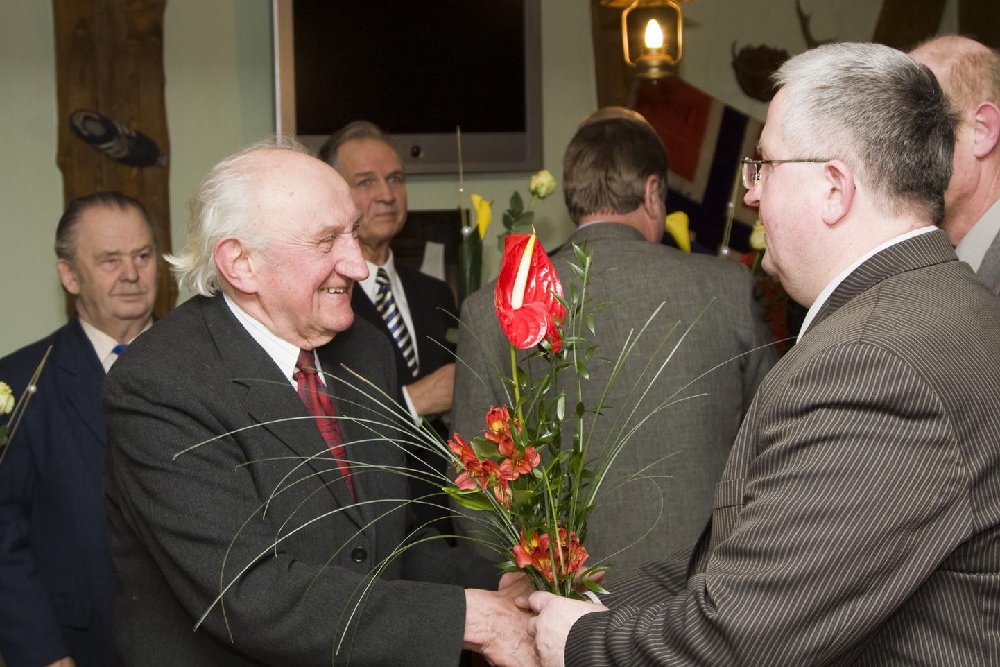 Tõnis-Rein Ainsod (vasakul) õnnitleb Tõrva linnapea Agu Kabrits.