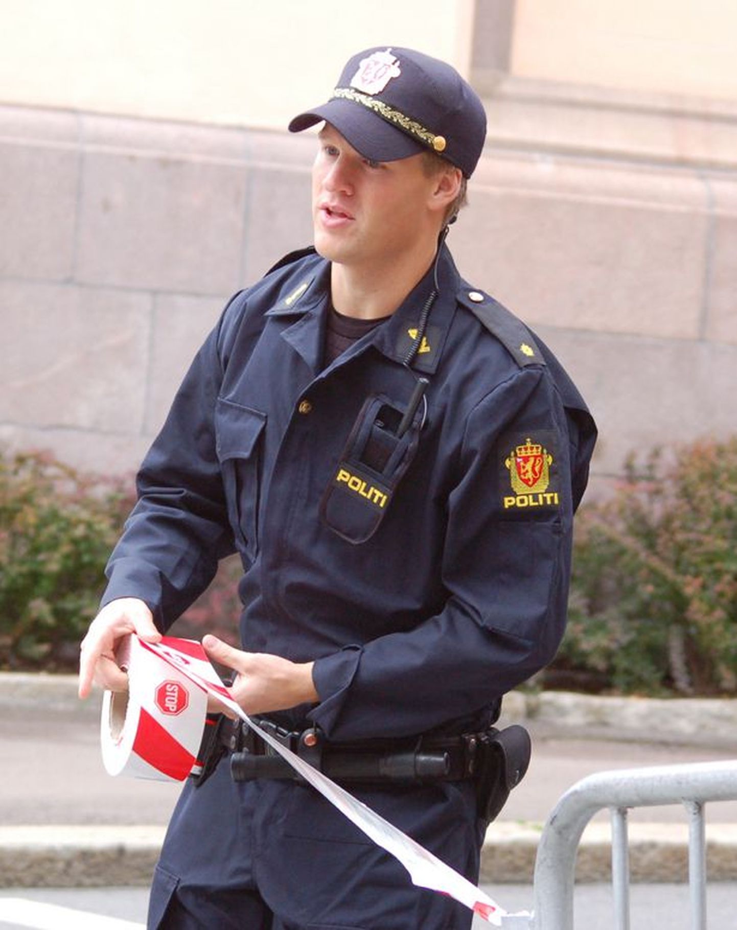 Politsei valvab jätkuvalt Oslo kesklinna suletud osa.