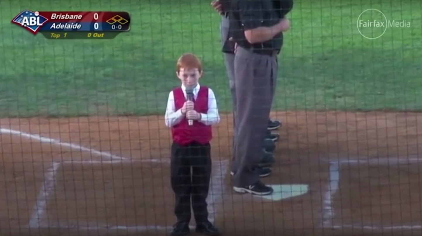 Икающий мальчик спел гимн Австралии перед бейсбольным матчем.