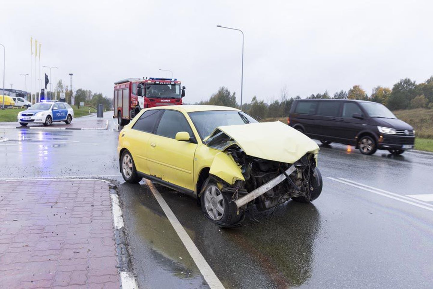Kolme auto kokkupõrkes said kõige enam kannatada õnnetuse põhjustanud kollane Audi ja selle juht.