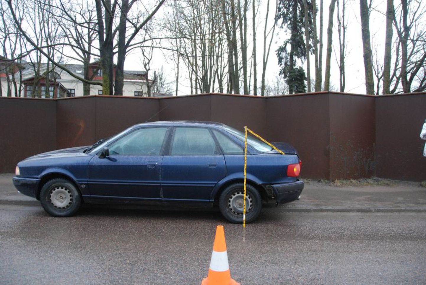 Автомобиль оранжевого цвета протаранил Audi и скрылся с места происшествия.