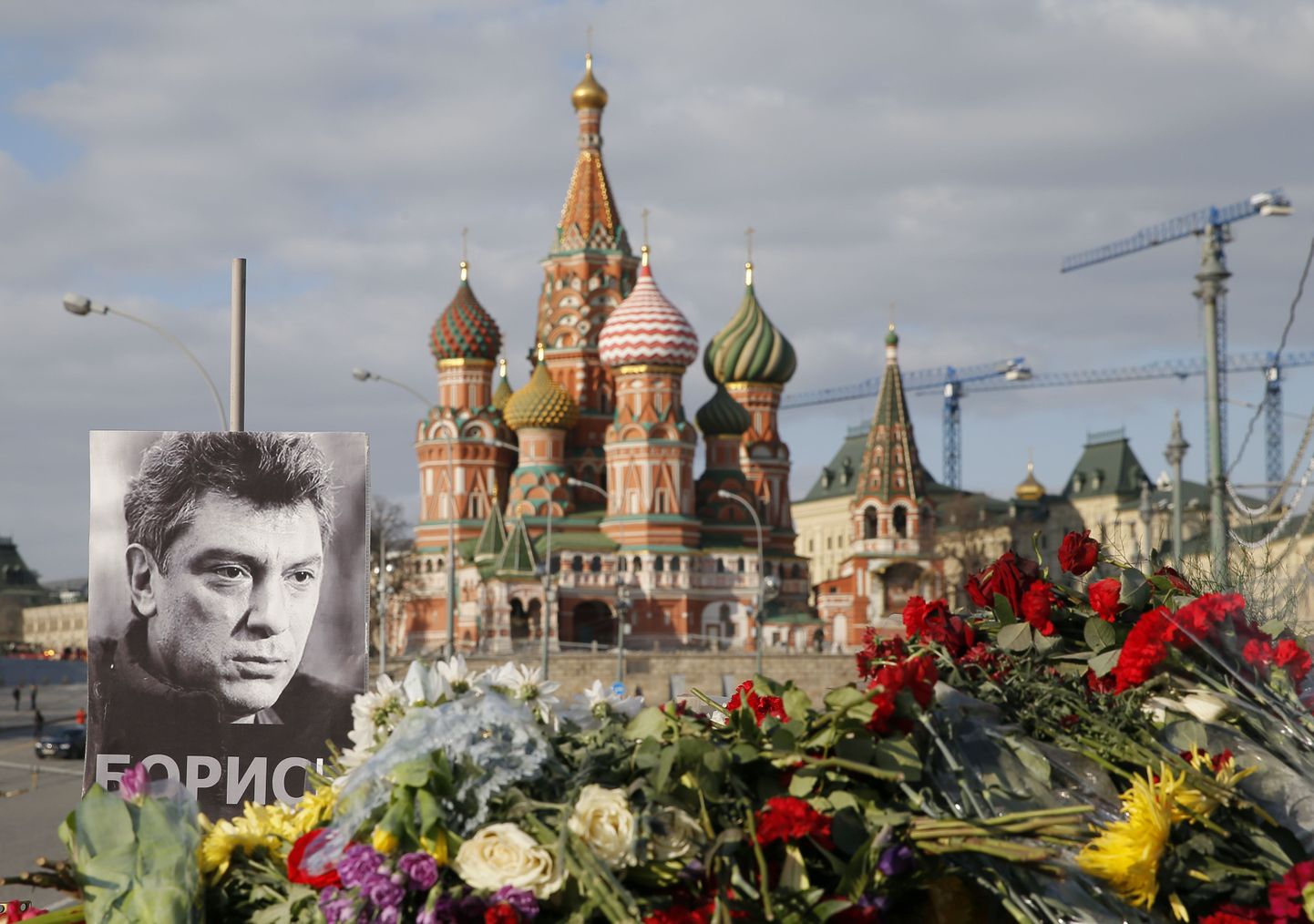 Opositsionääri Boriss Nemtsovi foto lillesülemite juures Moskvas Bolšoi Moskvoretski sillal 6. märtsil.