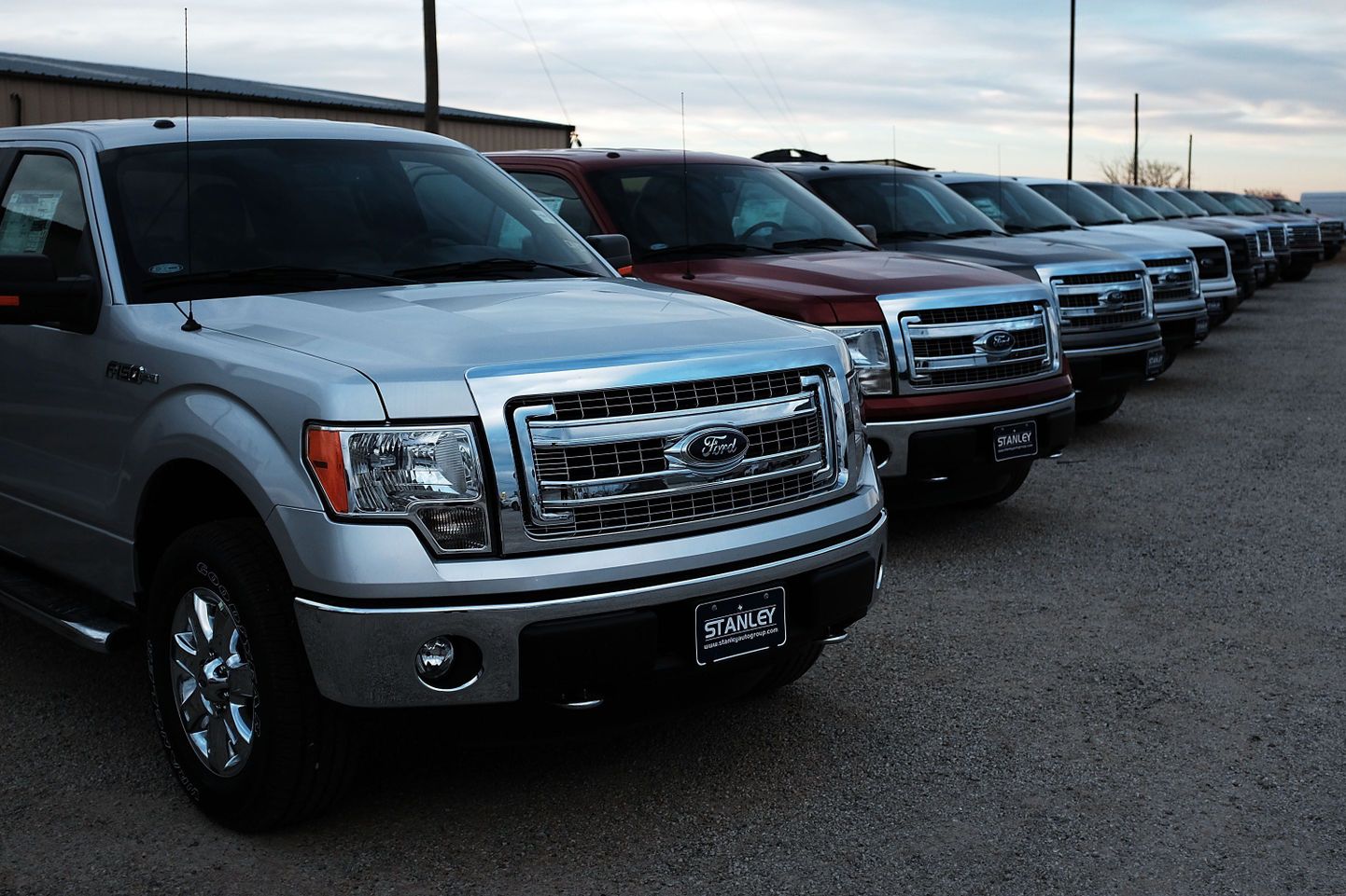 Uued Fordi pikapid müügisalongi ees Texase osariigis.