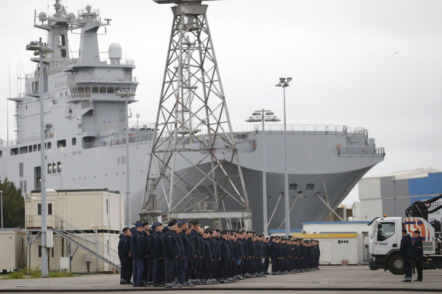 Mistral-tüüpi dessantlaev Vladivostok (taga), mille käsitsemist käisid Prantsusmaal õppimas Vene mereväelased (esiplaanil).
