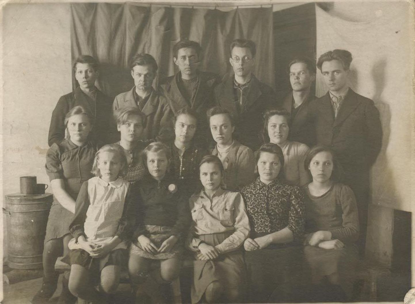 Berjozovka küla eesti noored, Ilme Kartus esireas keskel. 16. märts 1942.