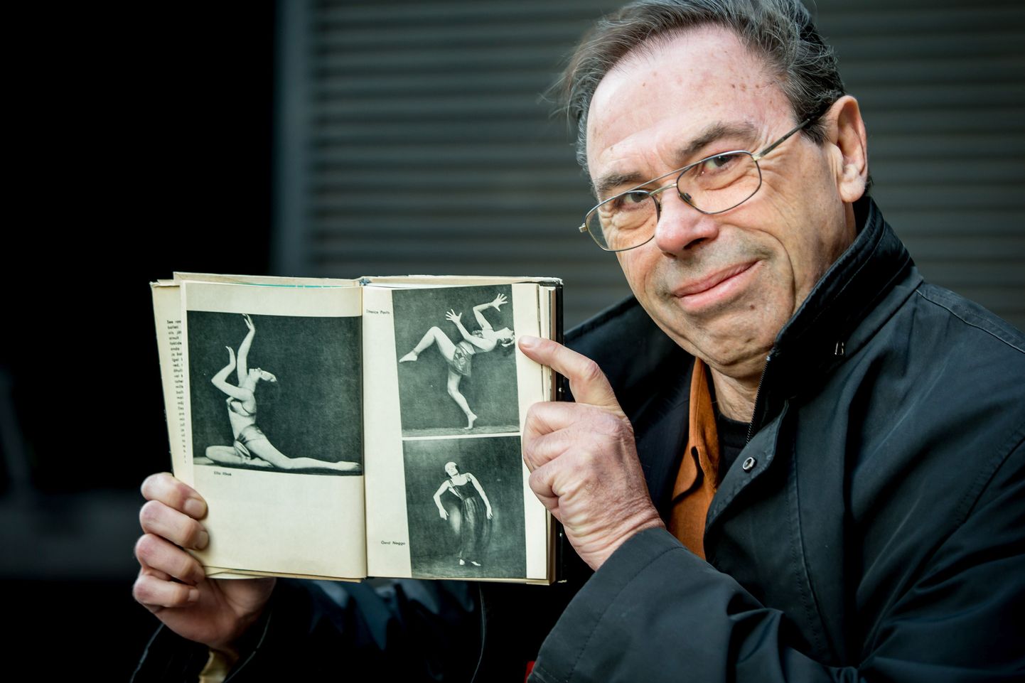 Karl Toepfer osutab Ella Ilbaku fotole (vasakpoolne, Ilbak tantsib selles «Visiooni»), mis tõi ta eesti keele juurde.