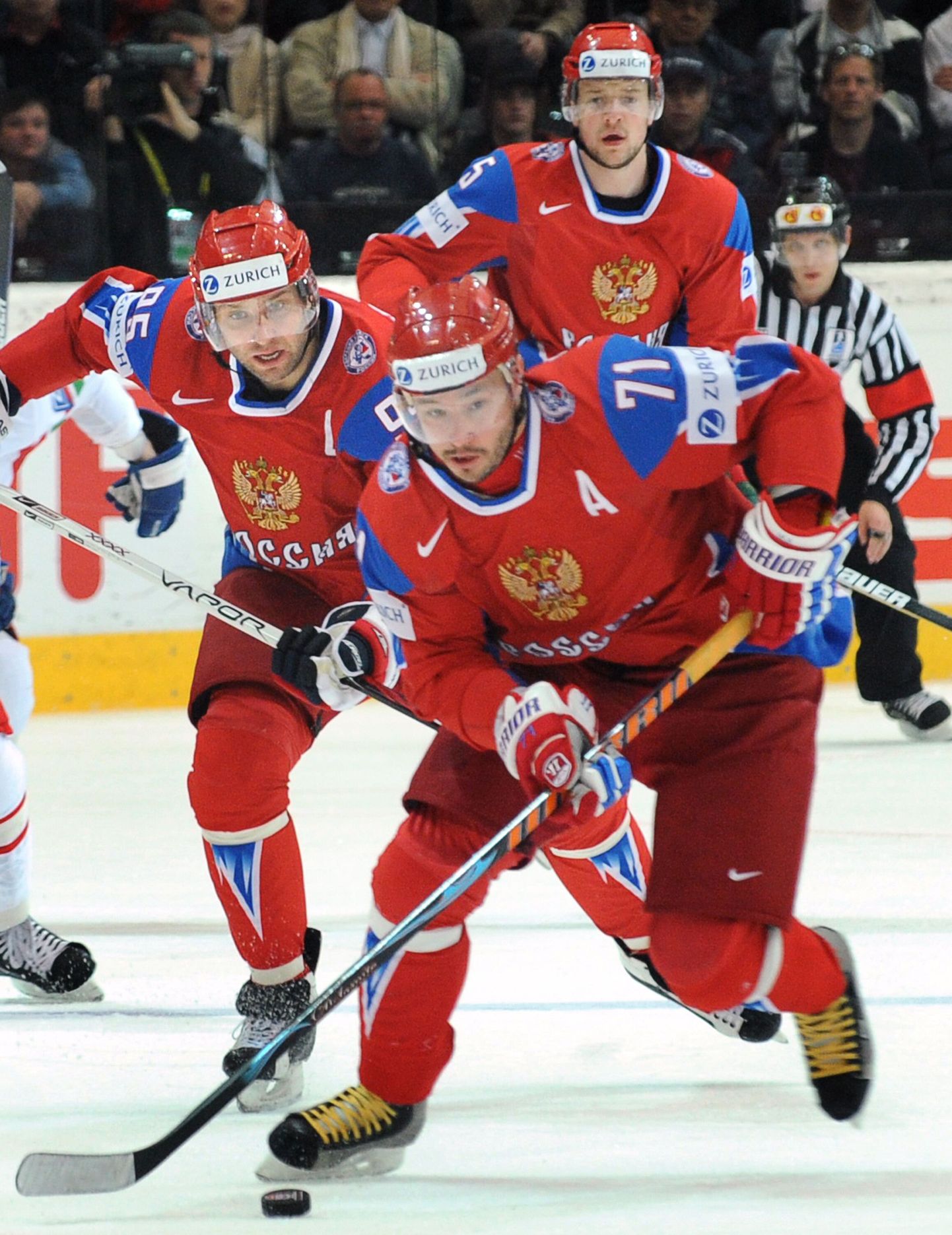 Илья Ковальчук (в центре) в форме сборной России.