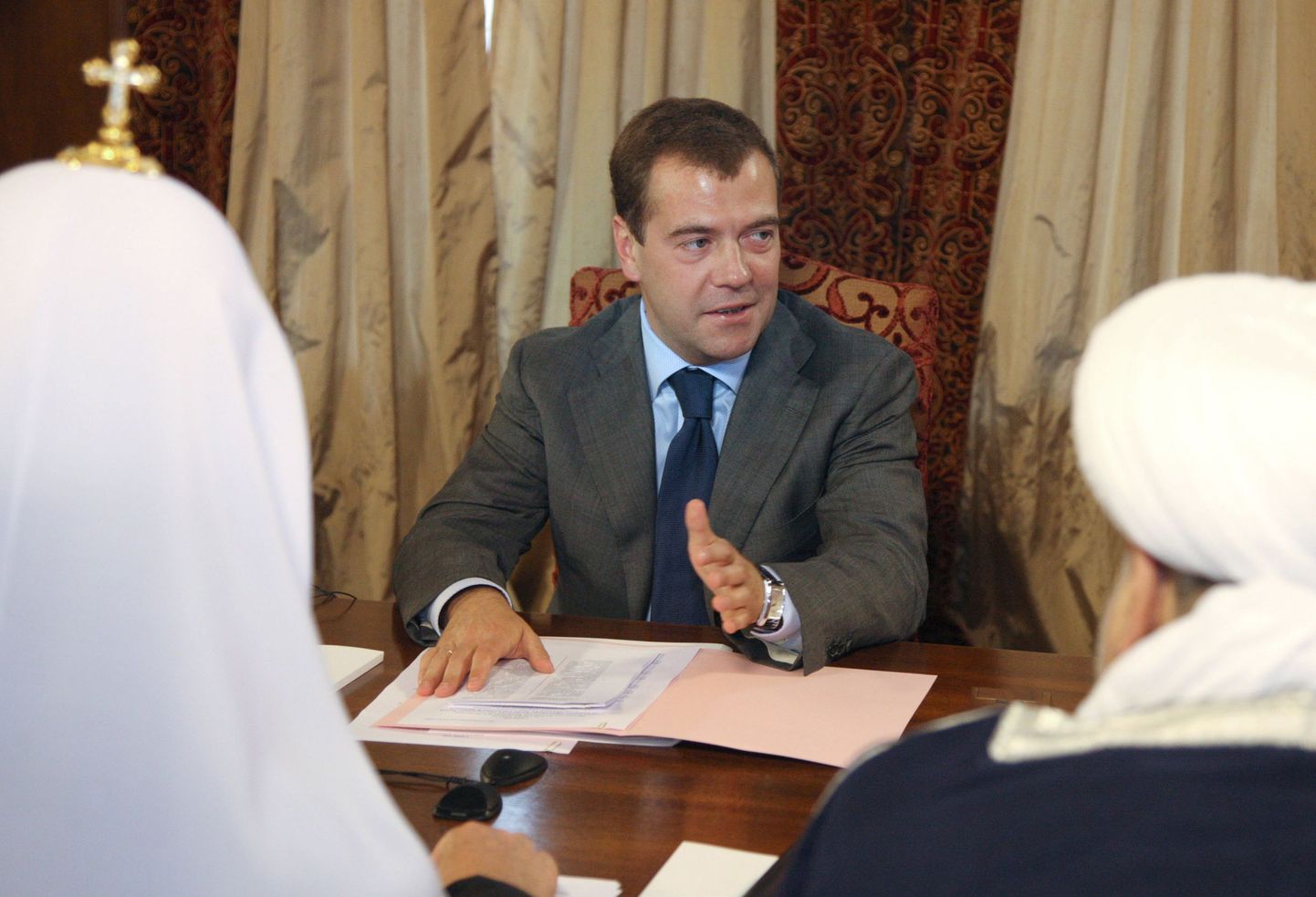 Dmitri Medvedev arutamas religiooniküsimusi.
