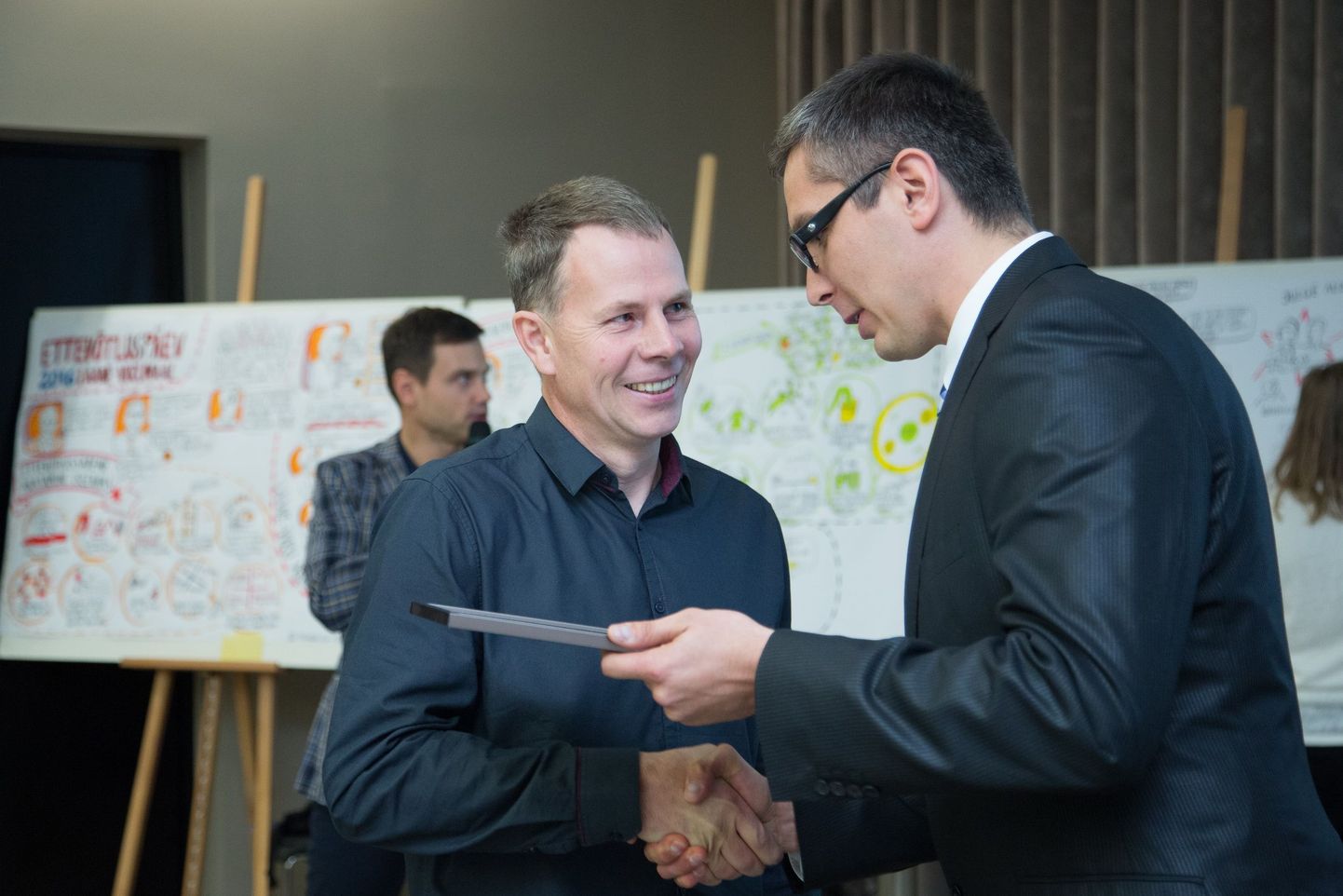 Peeter Teder (vasakul) sai Marko Tormilt tunnustuse selle eest, et on juhtinud Stabira OÜ edukalt ja jätkusuutlikult ning olnud valdkondlikult edukas.