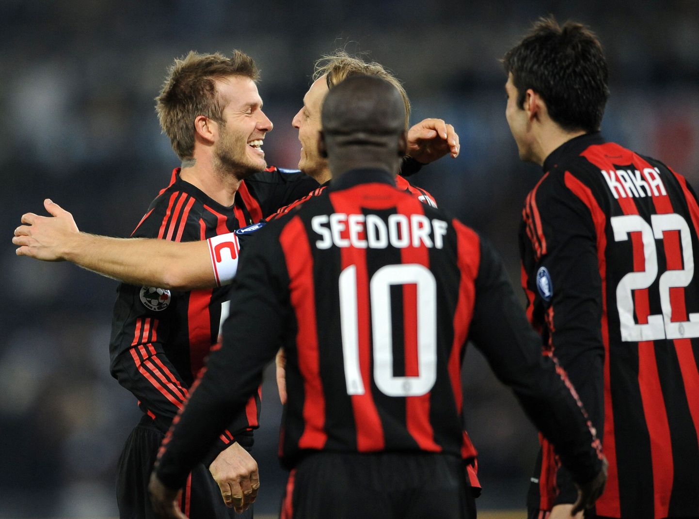 AC Milani mängijad tähistavad väravat.