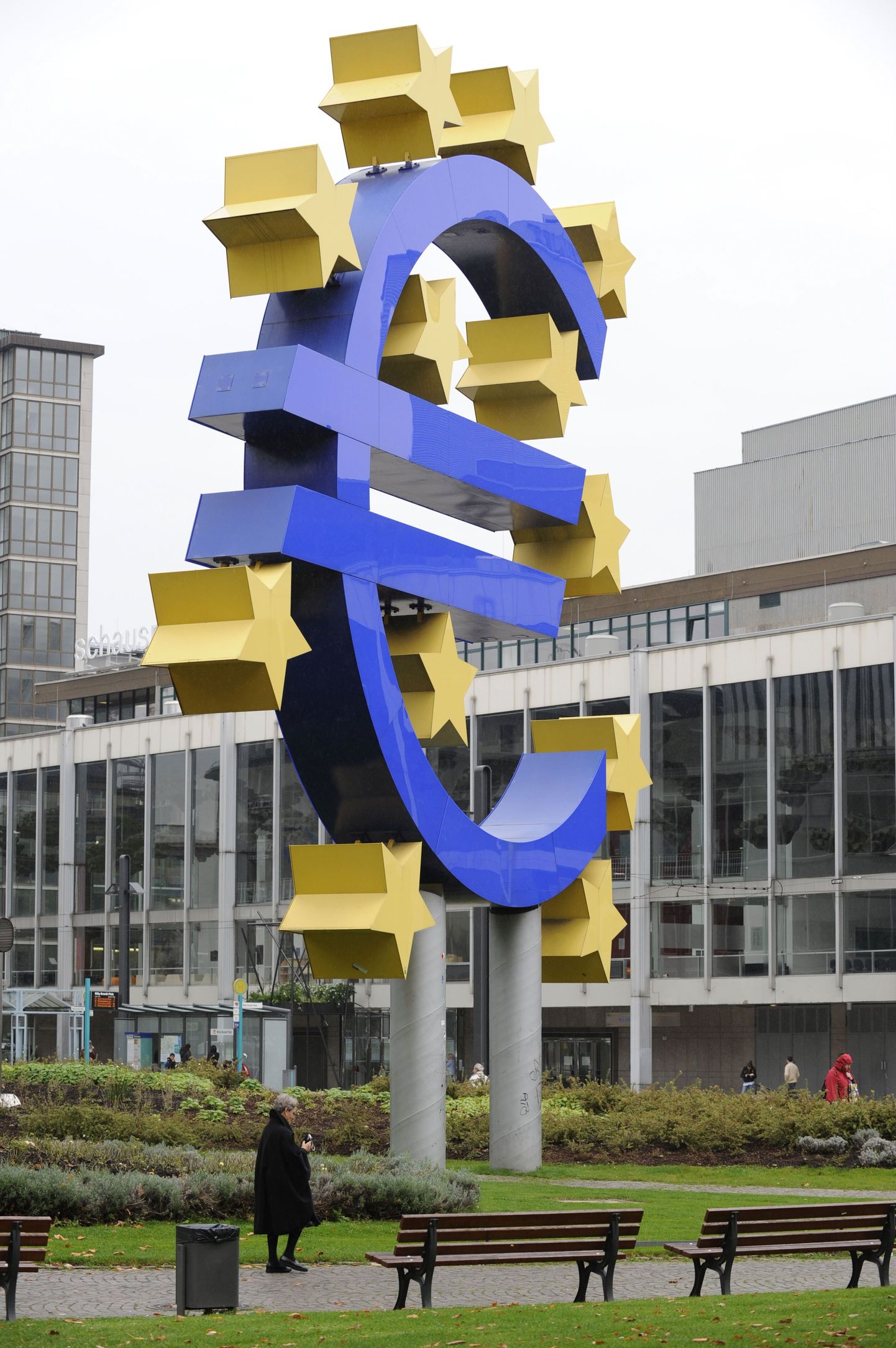 Euro tähis Euroopa Keskpanga hoone ees  Frankfurdis.