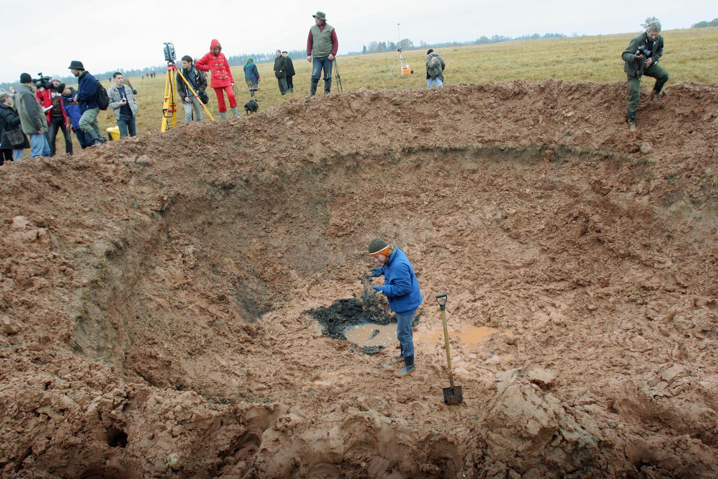 Tartu Ülikooli geoloogid on rahvusvaheliselt hinnatud. Pildil tuvastab geoloog Riho Mõtlep Lätis Mazsalaca kandis, et seal 2009. aasta sügisel tekkinud kraatrit ei põhjustanud meteoriit.