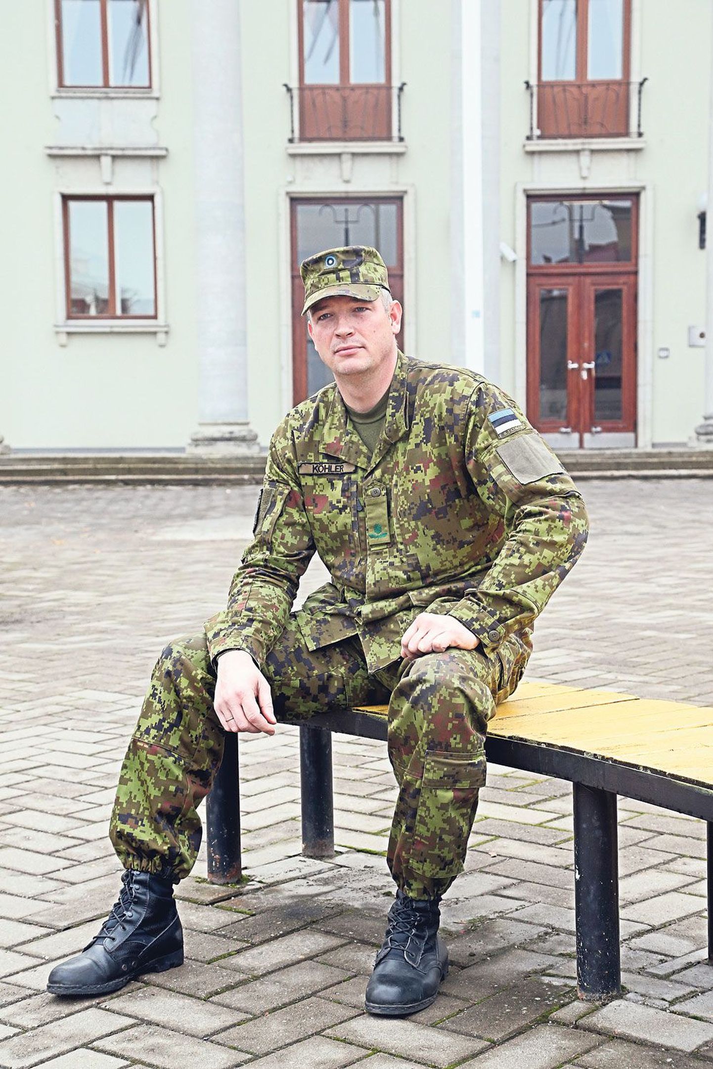Viljandis sündinud Kalle Köhler on sõjaväelise teenistuse tõttu töötanud mitmes Eesti linnas, kuid tema pere on olnud kogu aeg Tartus.