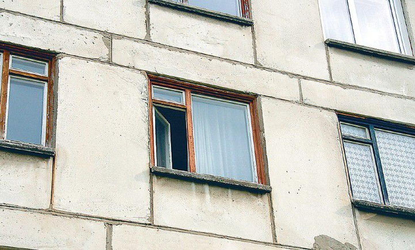 В поселке Вока пустует множество квартир — многие из купивших их россиян после приобретения недвижимости ни разу не приезжали туда. В некоторых квартирах окна открыты круглый год.