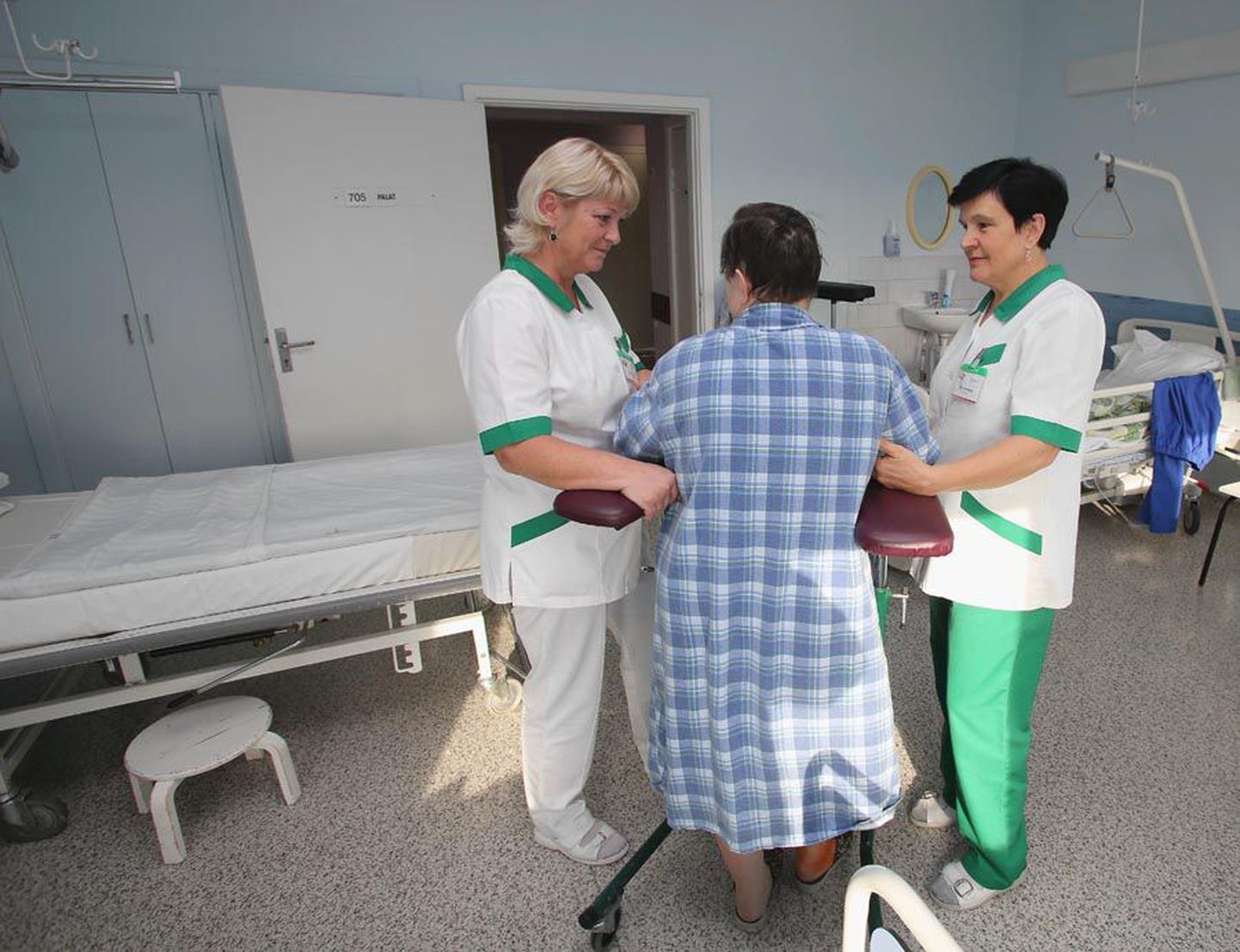 Kuigi palk on imeväike, tunnevad Ruth Männi (vasakul) ja Tiiu Vainonen oma tööst rõõmu. Suurimaks tasuks peavad nad patsientide siirast tänu.