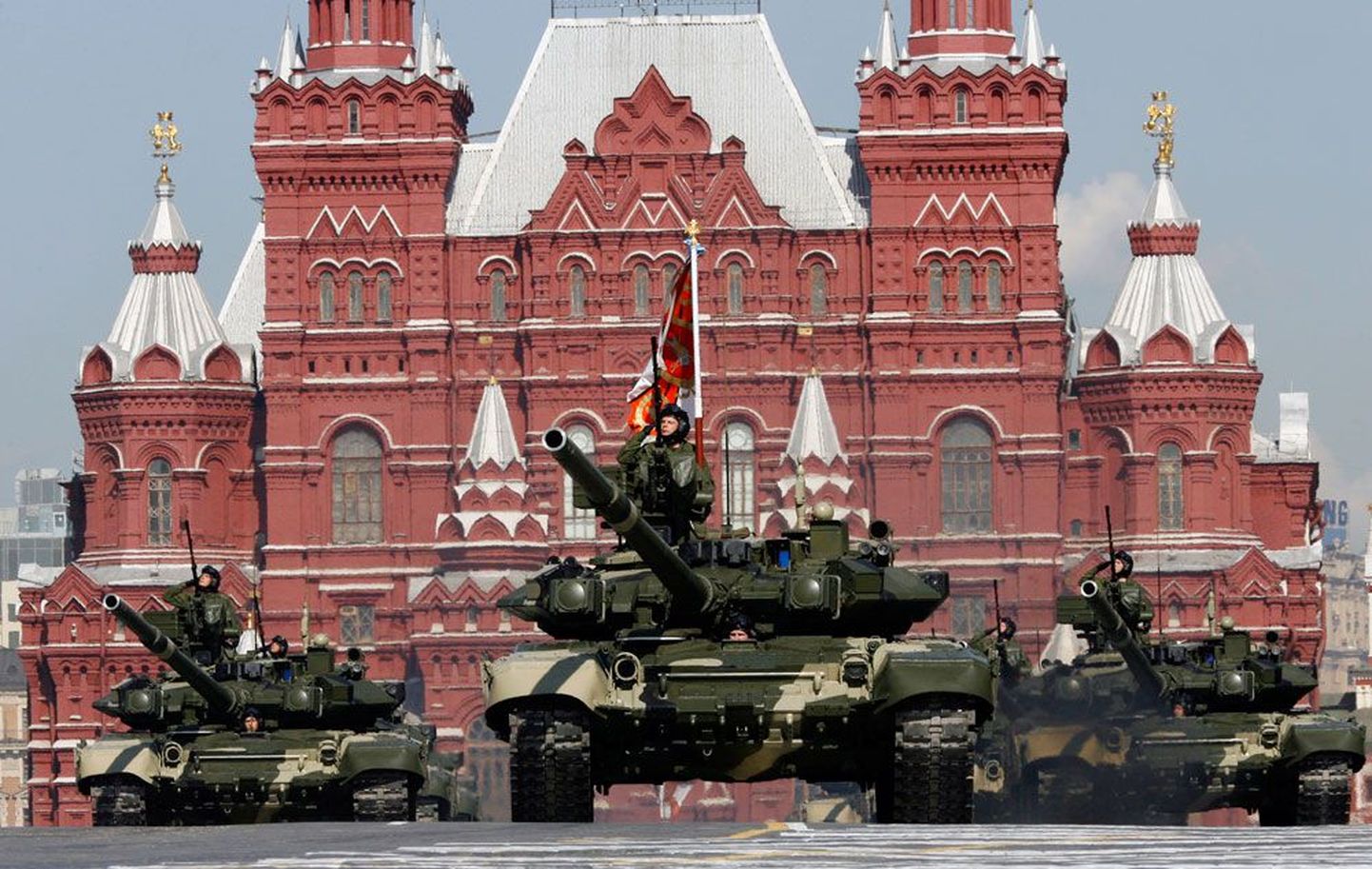 Российские танки участвуют в параде на Красной площади 9 Мая.