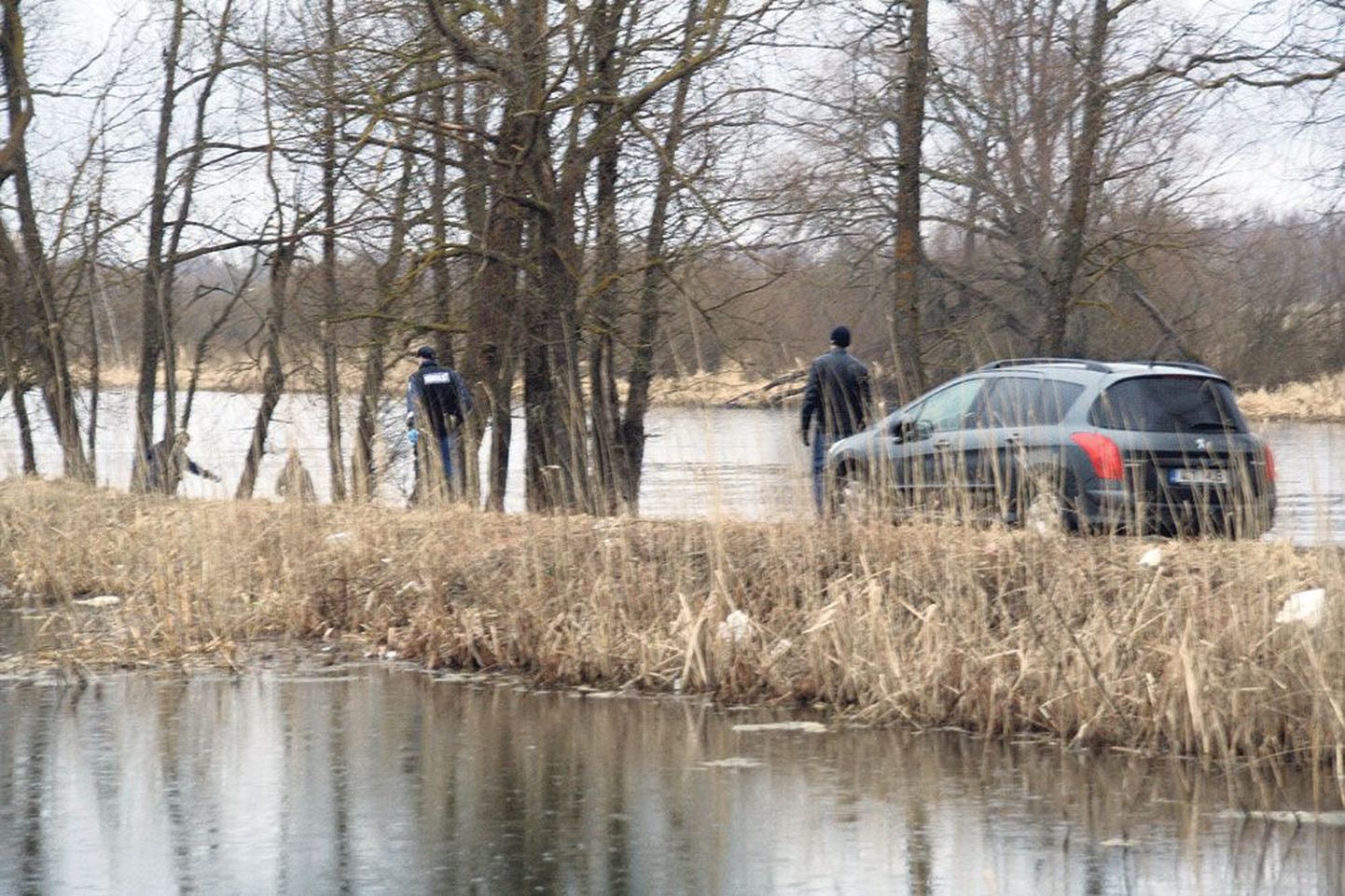Kriminalistid otsisid jõest relva.