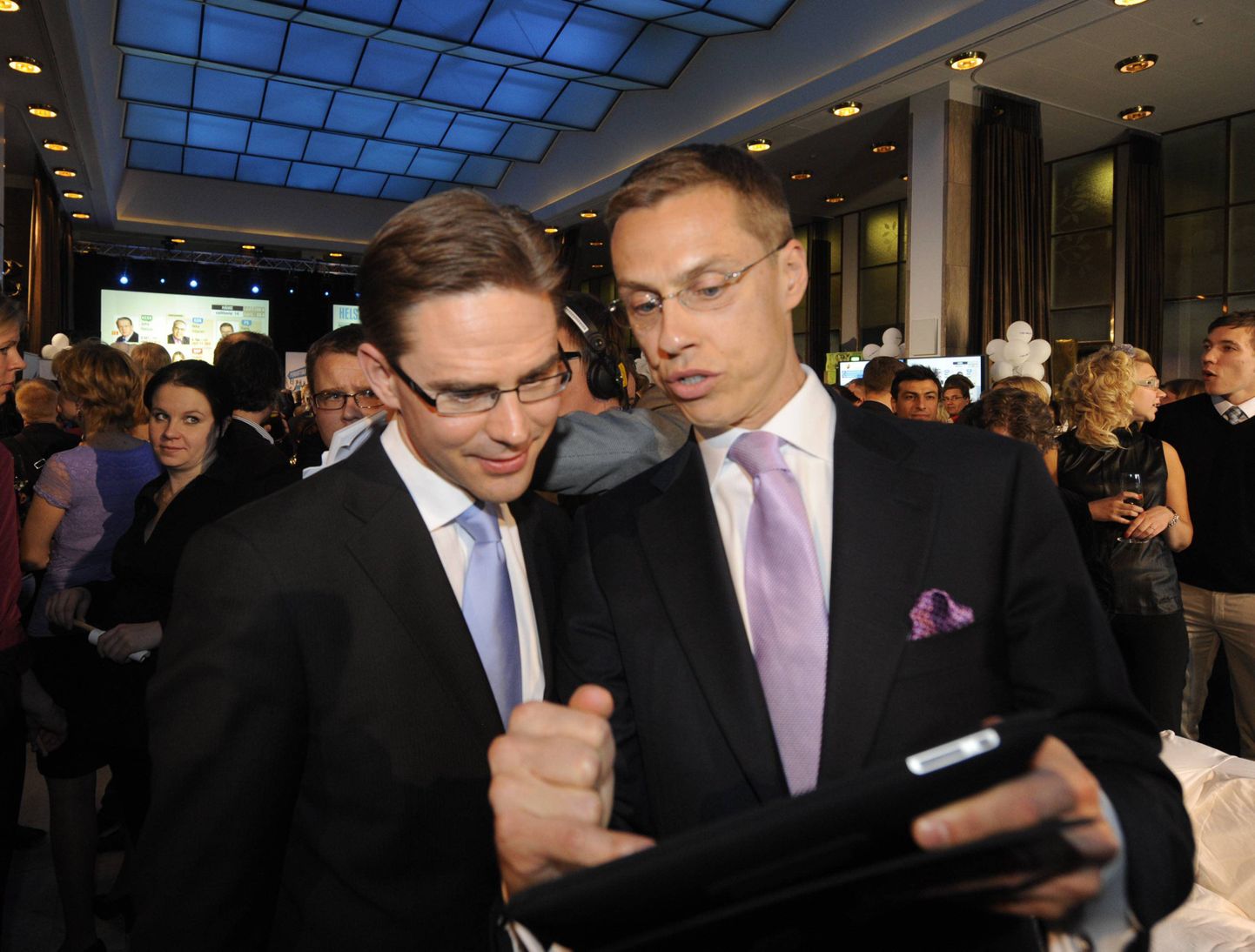 Populaarsete parlamendikandidaatide esikolmikusse mahtunud Koondpartei liikmed Jyrki Katainen ja Alexander Stubb (paremal).