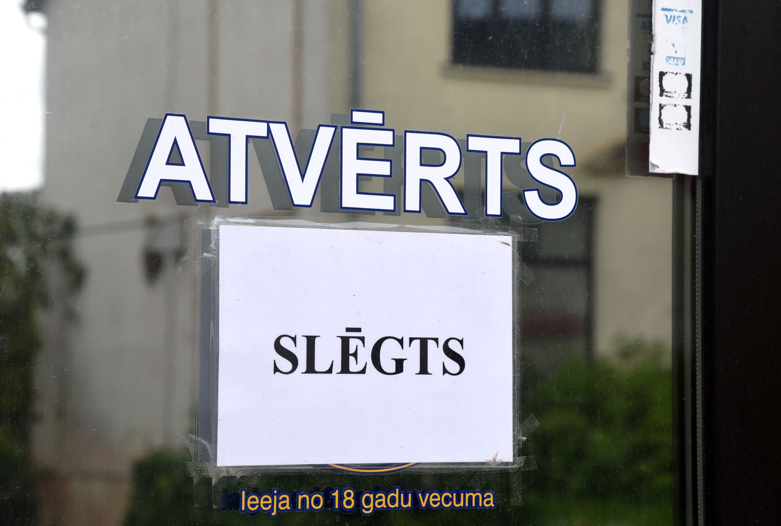 Uzraksts "Slēgts" skatlogā.