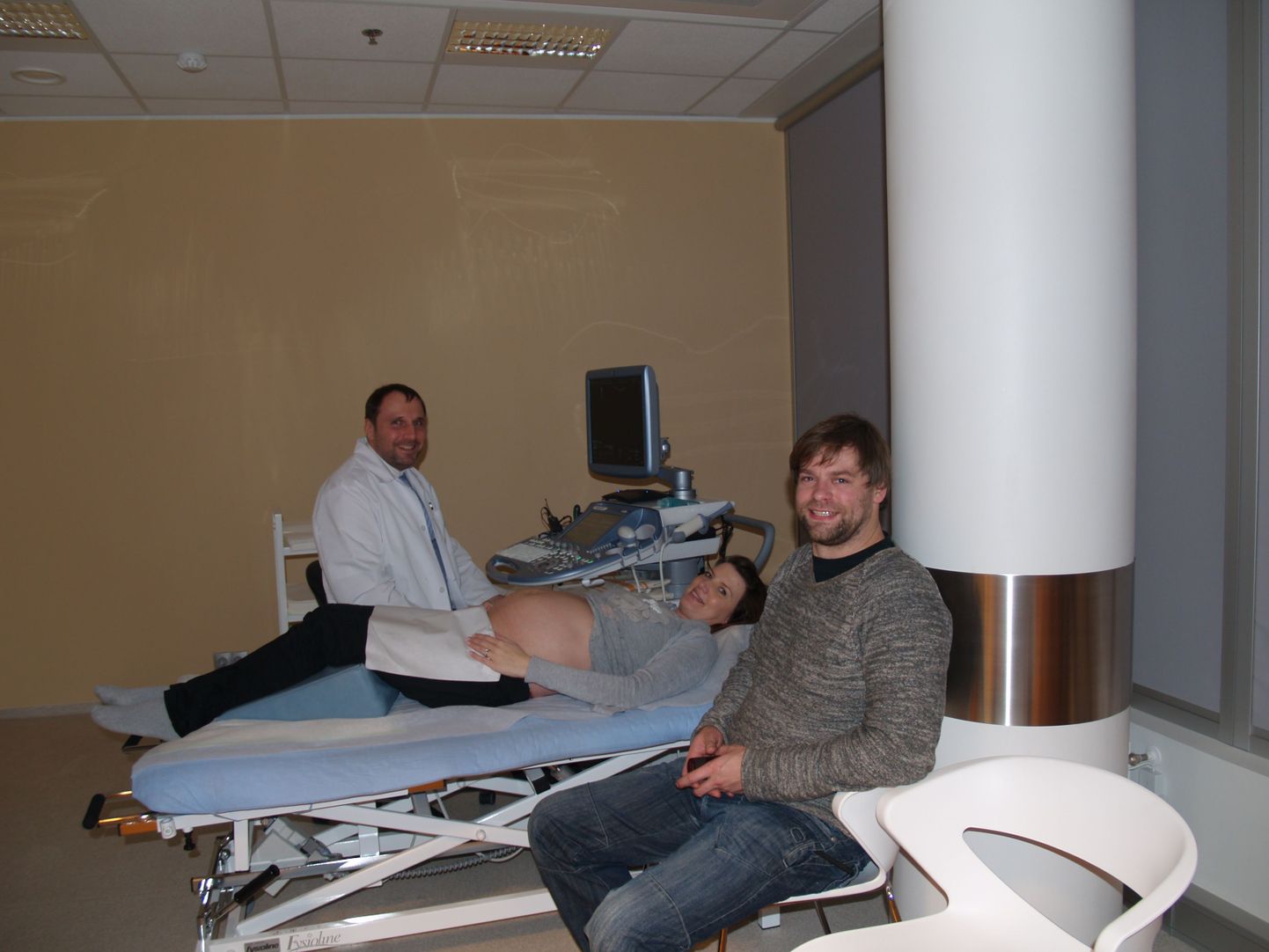 Esimene veebiülekandega ultraheliuuring. Pildil Marek Šois ja patsient abikaasaga.