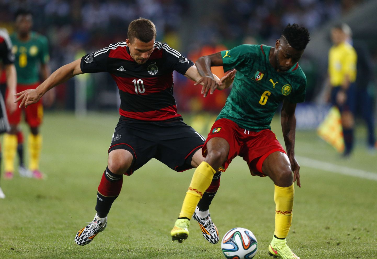 Saksamaa ründaja Lukas Podolski (vasakul) ja Kameruni poolkaitsja Alexandre Song palli pärast võitlemas.