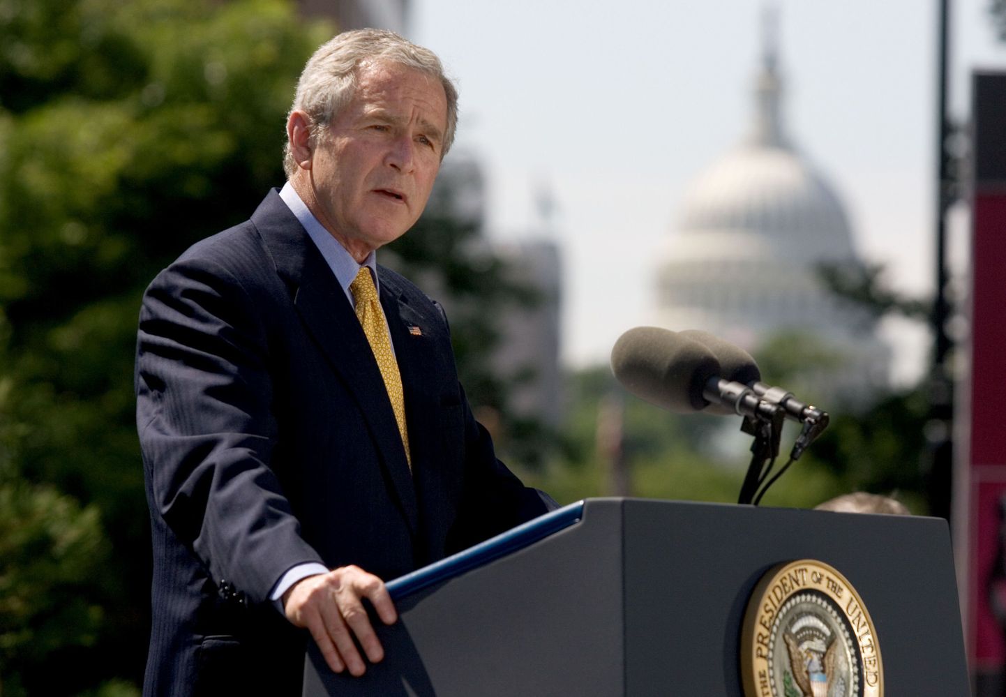 USA president George W. Bush mullu kõnelemas kommunismiohvrite memorjaali juures Washingtonis.