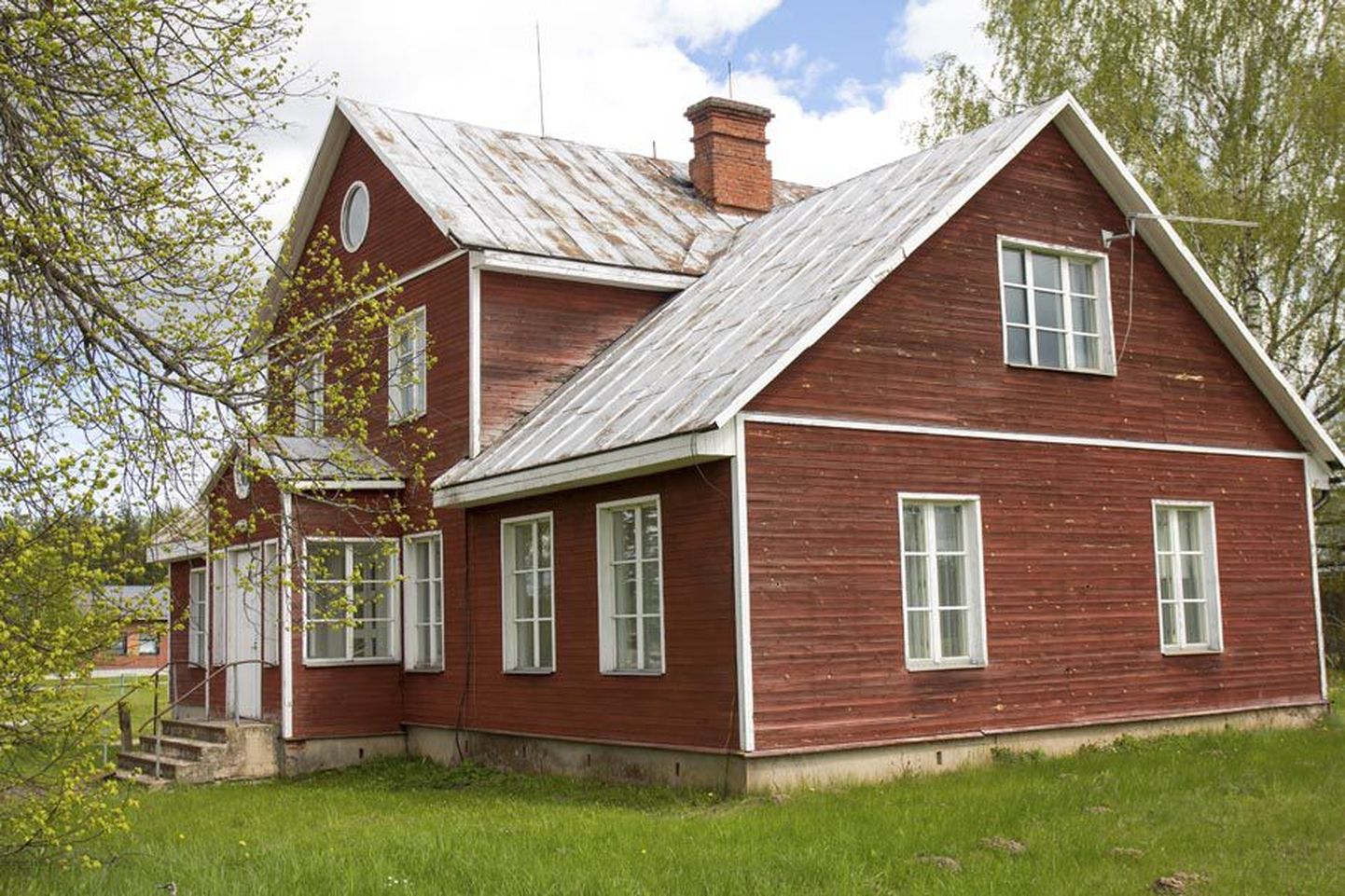 Keset Saarepeedit seisev Rootsi punaseks võõbatud hoone ehitati Teisele maailmasõjale eelnenud iseseisvusperioodil vallamajaks ja see toimis riigikordade vahetumisest hoolimata haldushoonena 2008. aastani. Nüüd on hoone uue peremehe ootel.