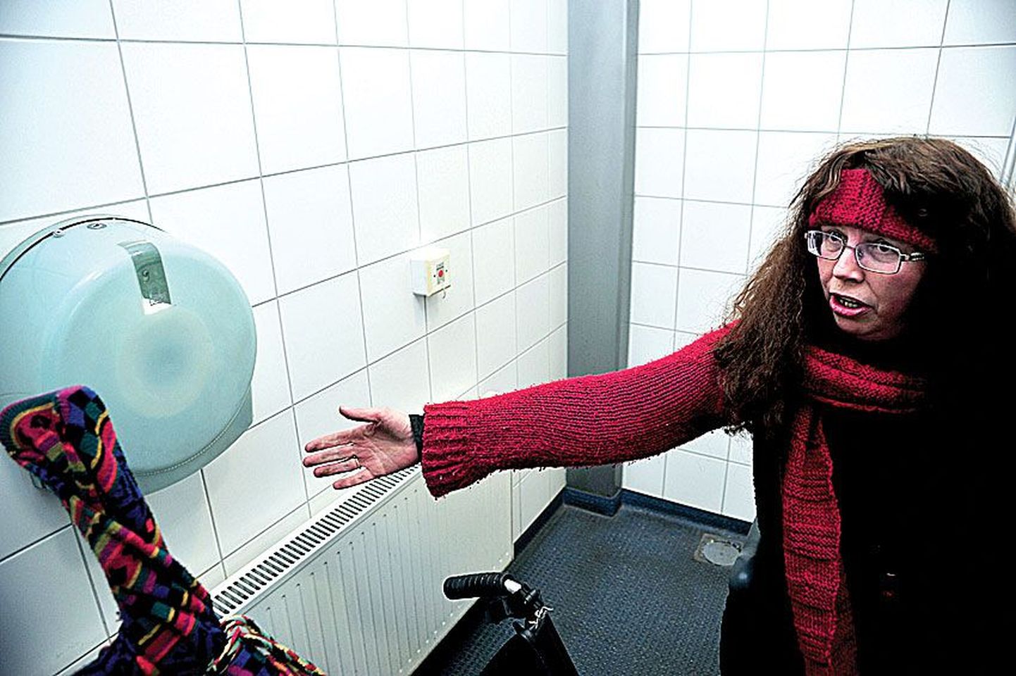 Tartu bussijaama invatualetis ei ulatu potil istuja käsi paberirullini. Marju Reismaa näitab.