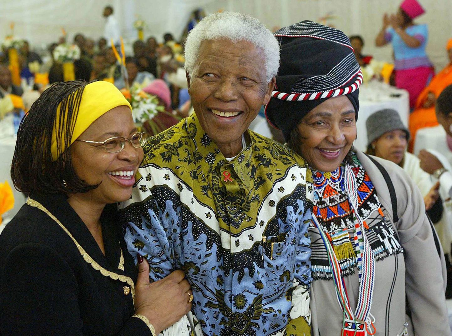 Nelson Mandela oma 86. sünnipäeval endise ja praeguse abikaasaga.
