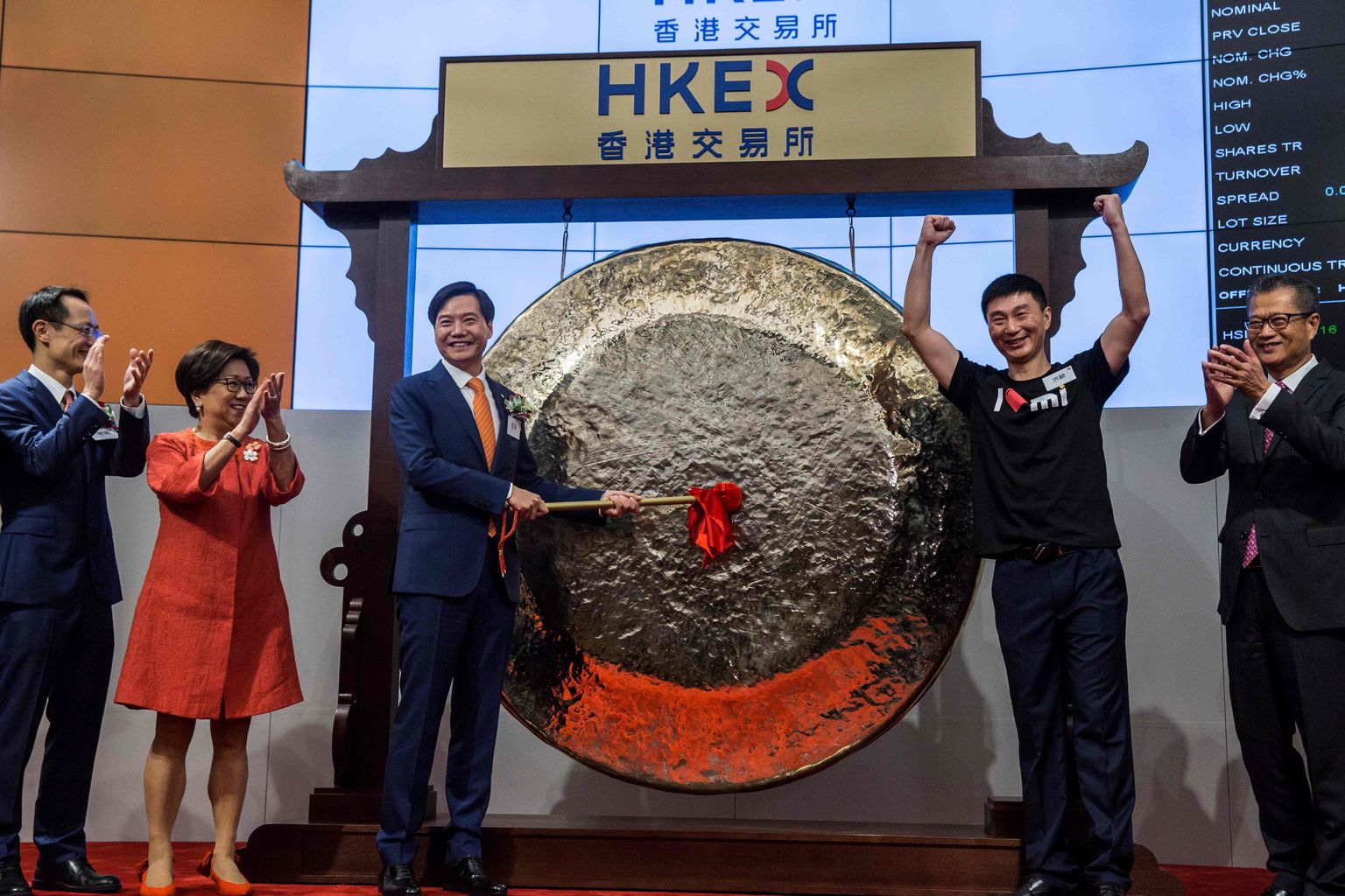 Xiaomi tegevjuht Lei Jun lööb Xiaomi IPO ajal kella, et märkida kauplemine avatuks.