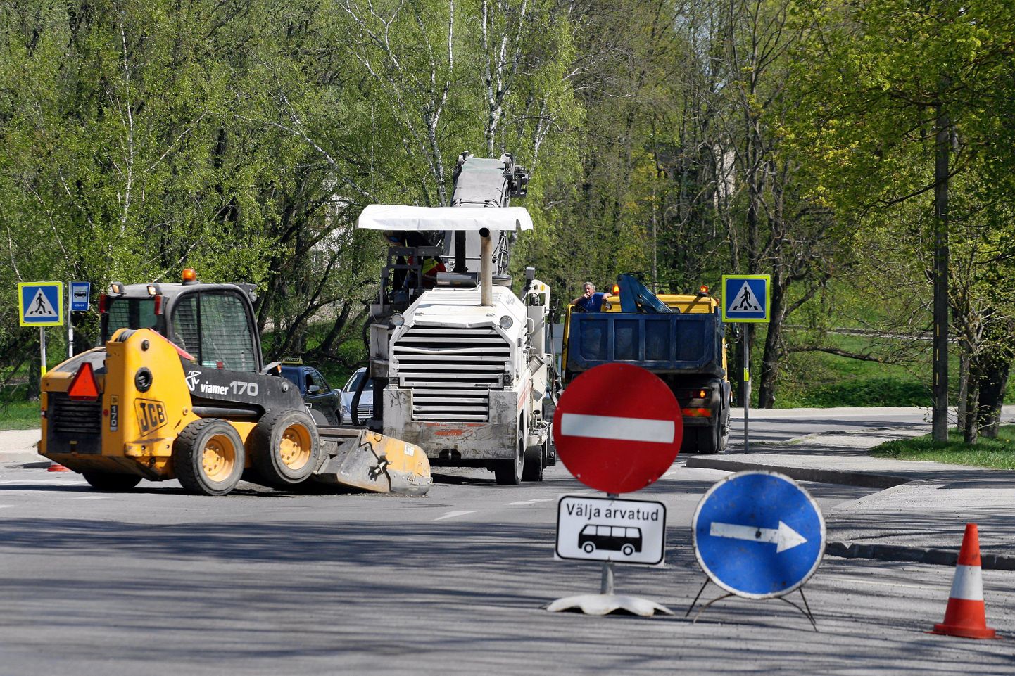 Viljandis parandab tänavaauke Tallinna Teede aktsiaselts.