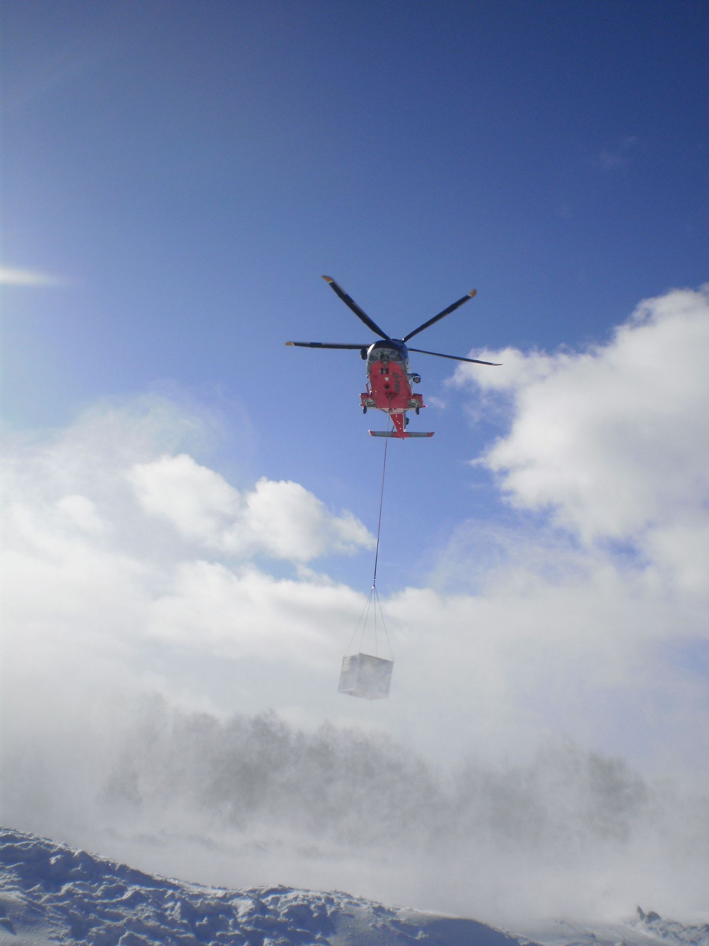 Helikopter viib Prangli saarele konteineriga toitu kord nädalas teisipäeviti.