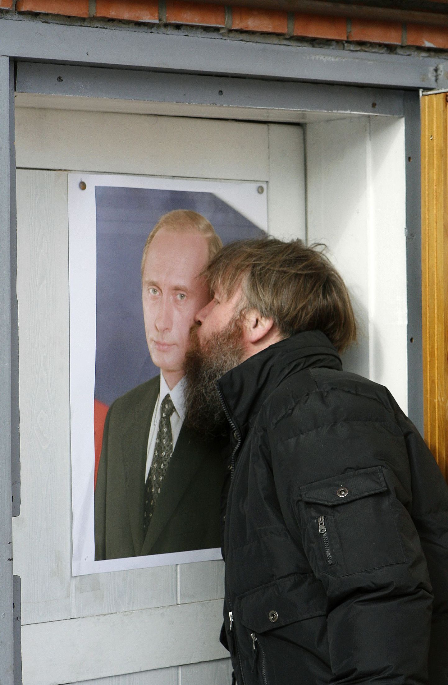 Krasnojarski elanik suudleb oma garaaži uksele kleebitud Putini portreed.