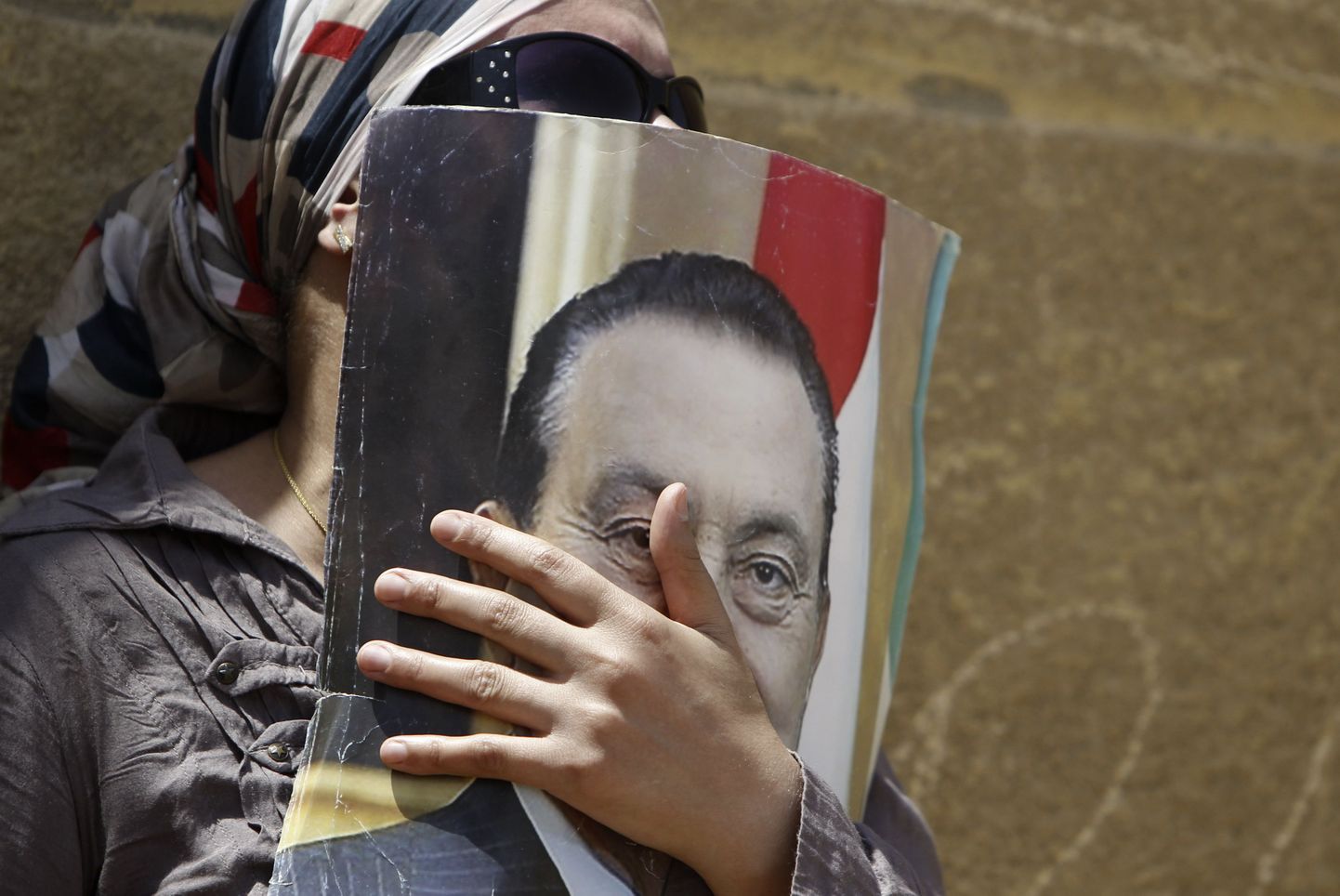 Egiptuse ekspresidendi Hosni Mubaraki poolehoidja oma lemmiku pildiga Kairos politseiakadeemia juures.
