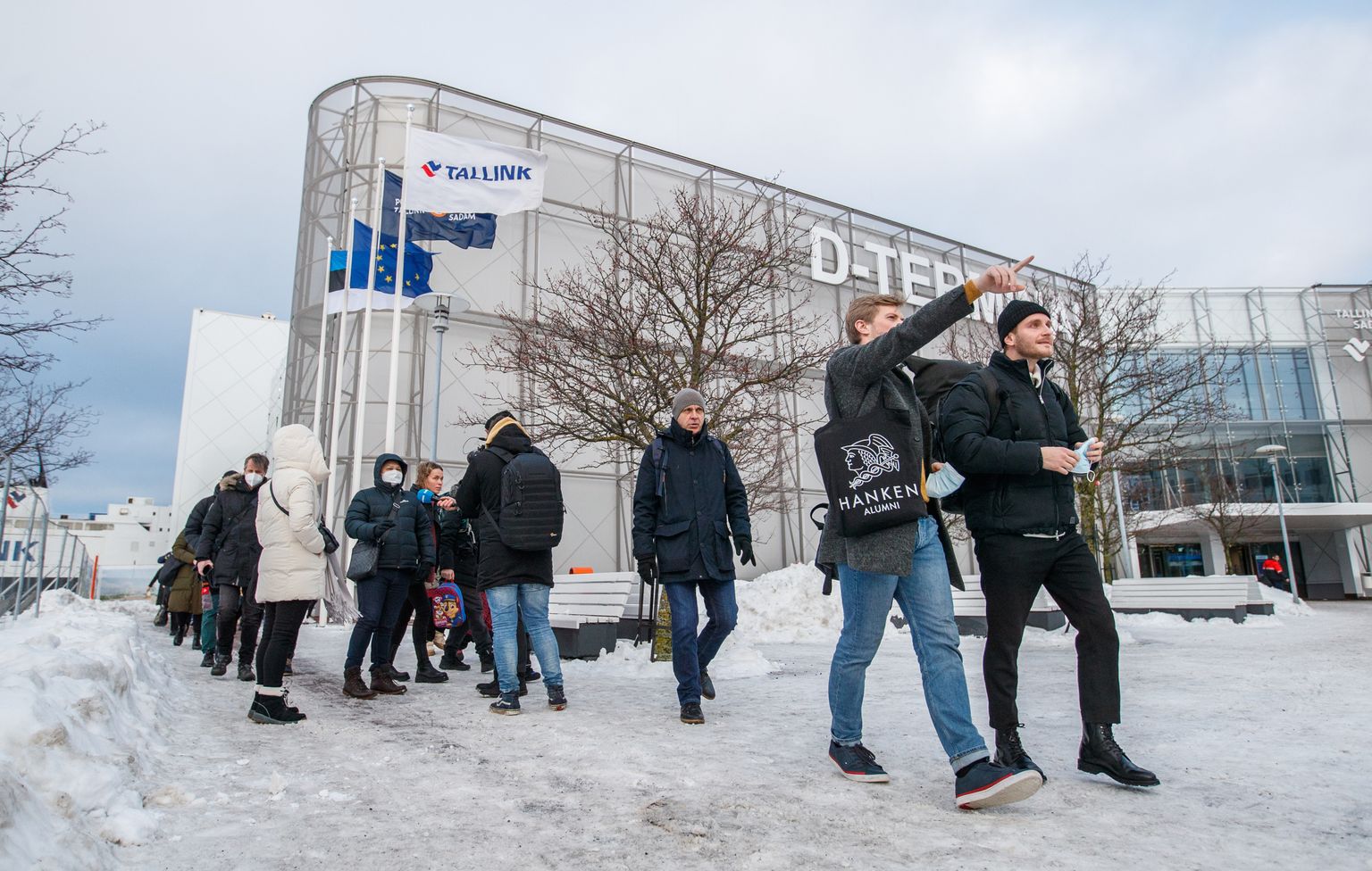 Helsingi laevalt tulijad Tallinna Sadama D terminalis 2021. aasta viimasel päeval.