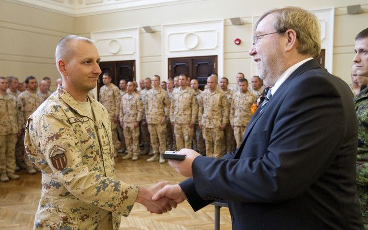 Kaitseminister Mart Laar andis Rahvusvahelistes sõjalistes operatsioonides osalenu medali kolonelleitnant Kaarel Mäesalule.