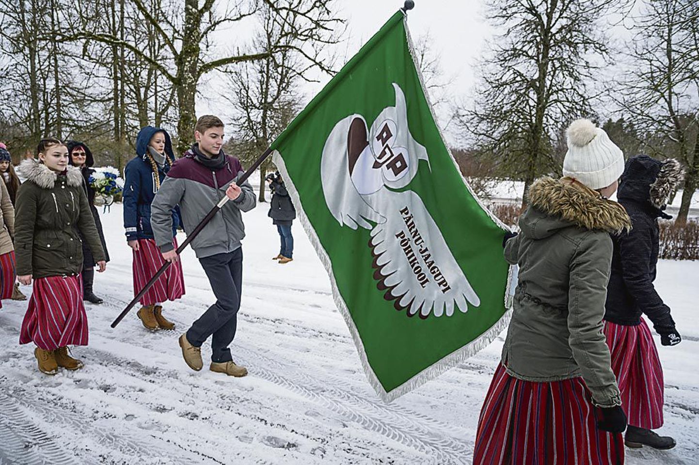 Pärnu-Jaagupi koolipere väljus kirikust õnnistatud lipuga rongkäigus.