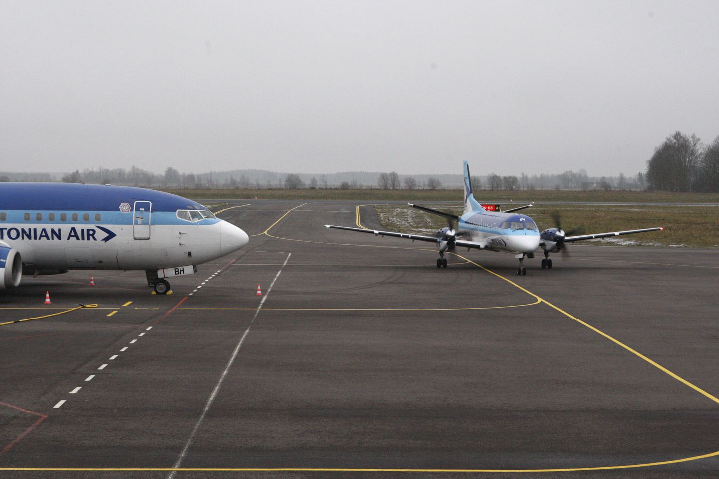 Estonian Airi lennukid Tartu lennujaamas.