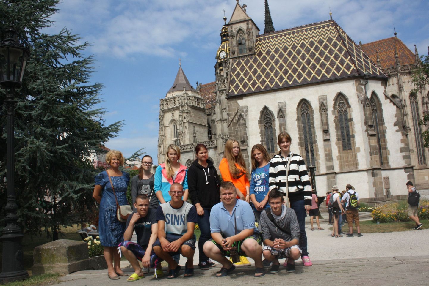 Jaanikese kooli õpilased koos koolijuht Anne Arrakuga Slovakkias