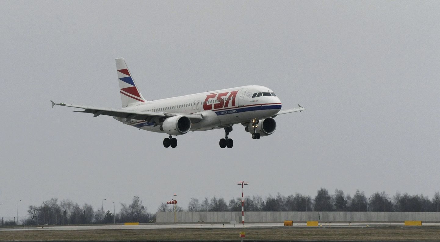 Czech Airlines lennuk Praha lennuväljale maandumas.