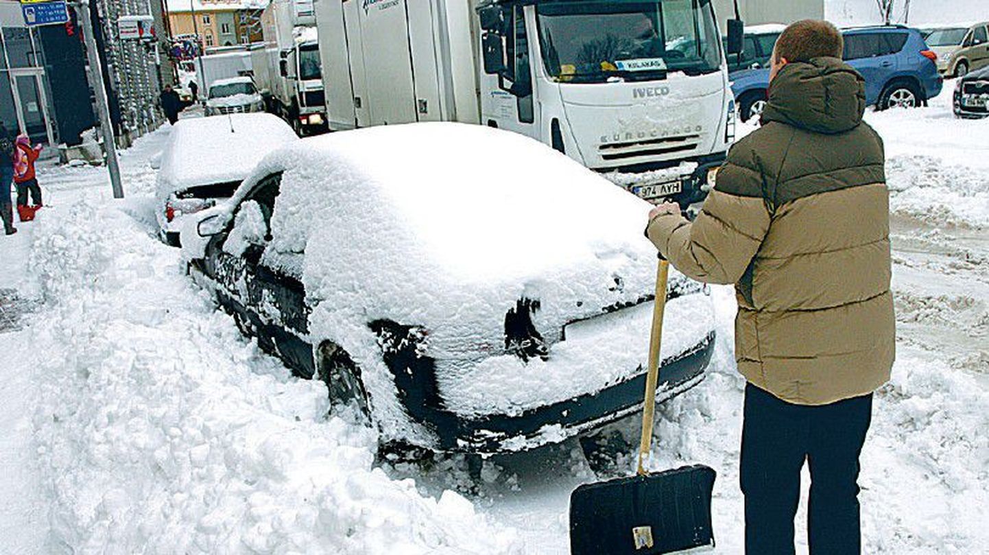 Tallinnas leidis mõni autojuht eile lumehangest lisaks oma autole ka trahvikviitungi.