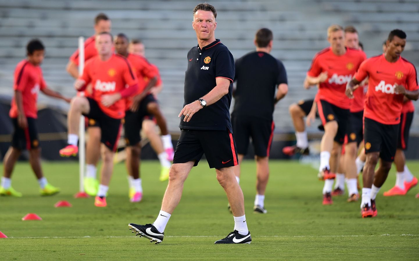 Manchester Unitedi peatreener Louis van Gaal meeskonnaga treeningul.