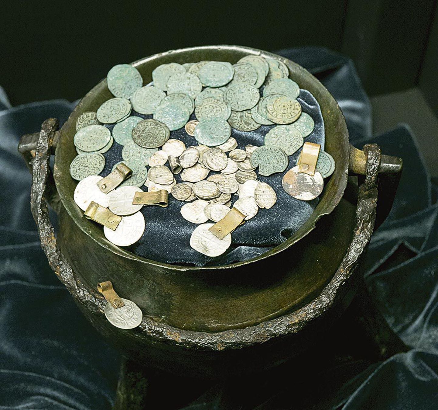 Tõstamaalt Kaistest leitud kolmjalanõusse peidetud mündid.