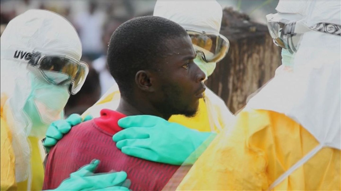 Tervishoiutöötajad Ebolasse nakatunud patsiendiga, kes põgenes ühest Libeeria haiglast.